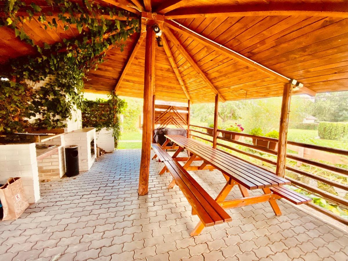 Apartman Ruzak Ruzova Buitenkant foto
