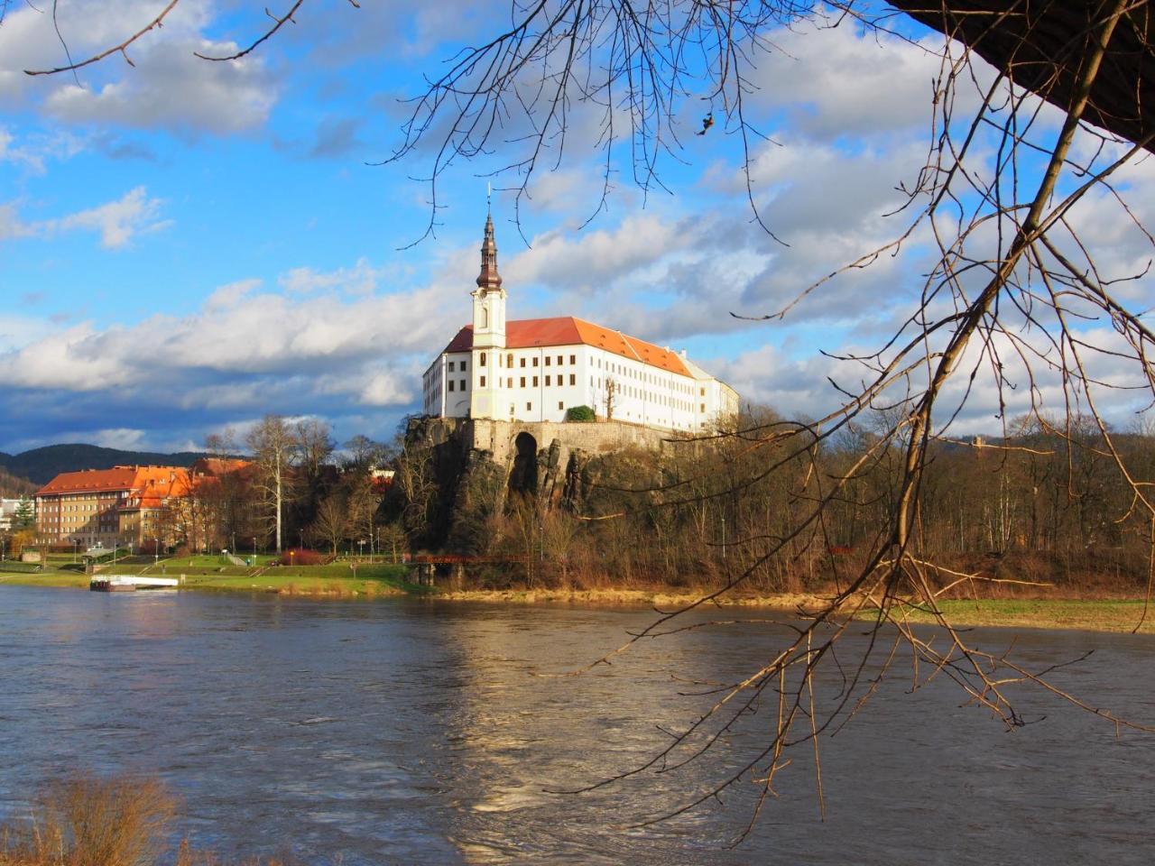 Apartman Ruzak Ruzova Buitenkant foto
